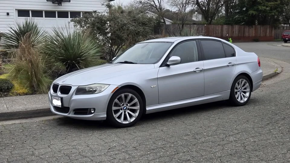 2011 BMW E90 3 Series Sedan - Image 2 of 11