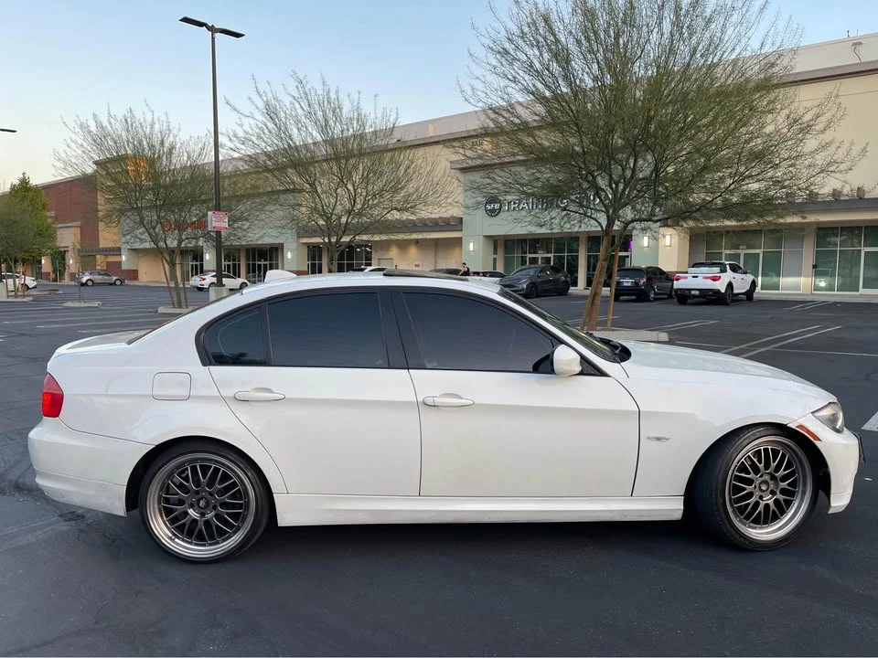 2011 BMW E90 3 Series Sedan - Image 4 of 16