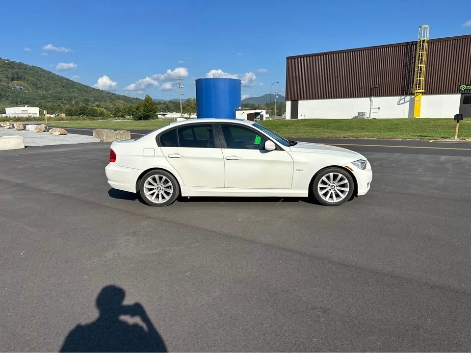 2011 BMW E90 3 Series Sedan - Image 4 of 17