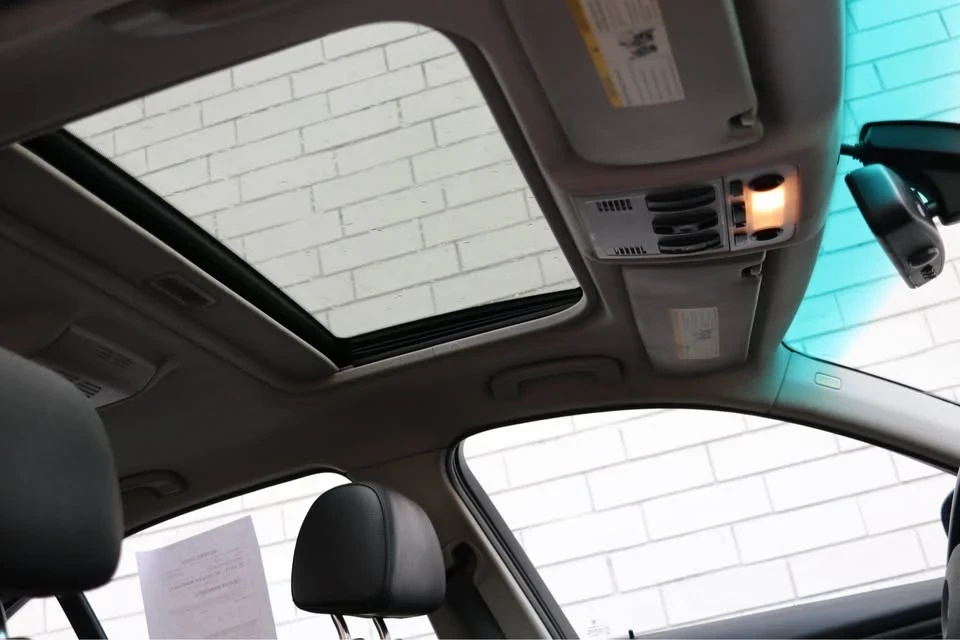 2011 BMW E90 3 Series Sedan - Image 10 of 19