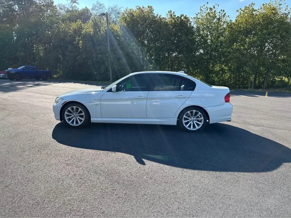 2011 BMW E90 3 Series Sedan - Image 5 of 17