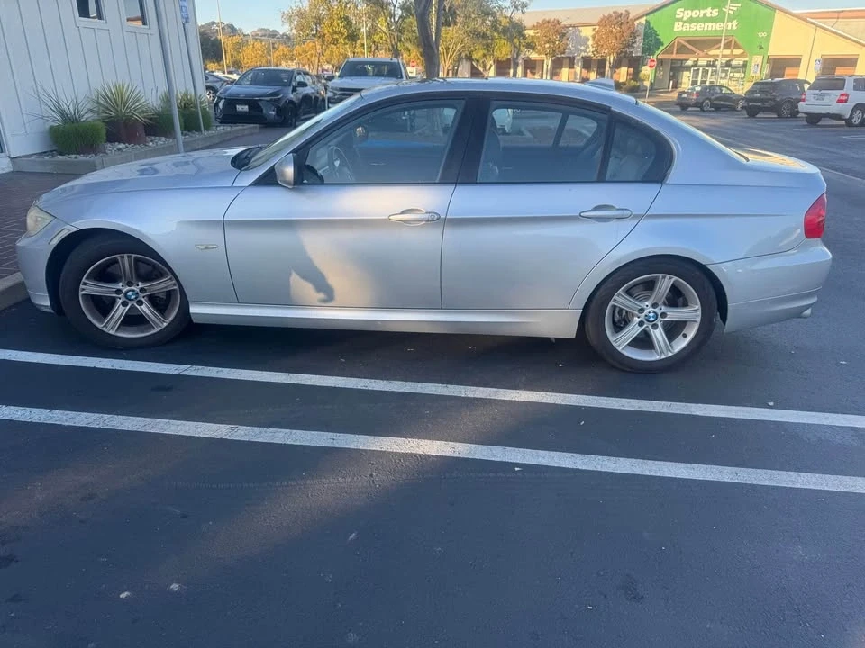 2011 BMW E90 3 Series Sedan - Image 4 of 7