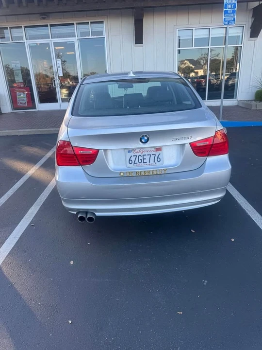 2011 BMW E90 3 Series Sedan - Image 4 of 6