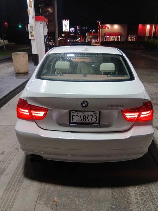 2011 BMW E90 3 Series Sedan - Image 4 of 5