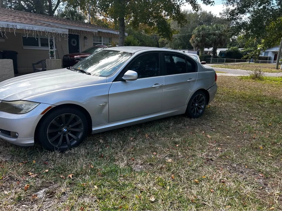 2011 BMW E90 3 Series Sedan - Image 4 of 4