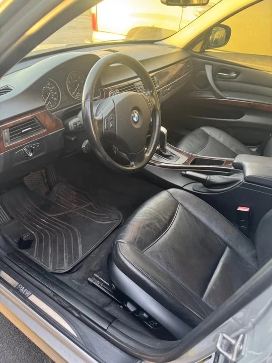 2011 BMW E90 3 Series Sedan - Image 4 of 5