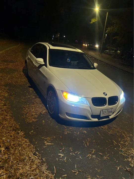 2011 BMW E90 3 Series Sedan - Image 2 of 4