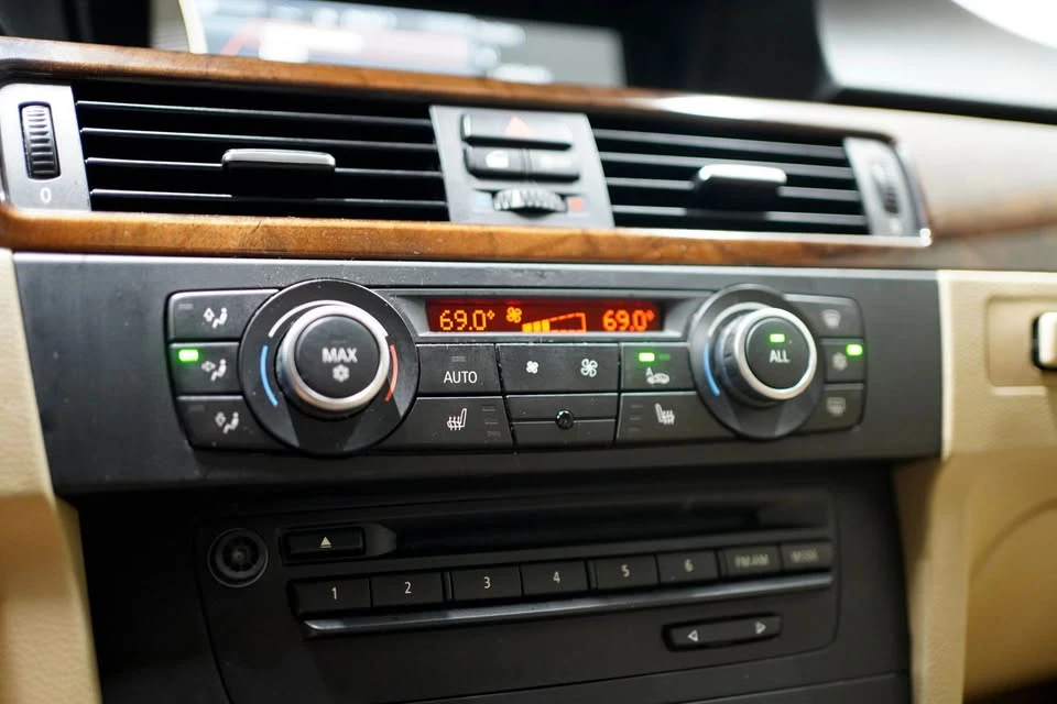 2011 BMW E90 3 Series Sedan - Image 13 of 18
