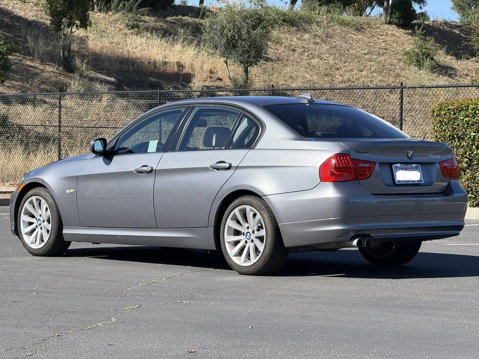 2011 BMW E90 3 Series Sedan - Image 5 of 13