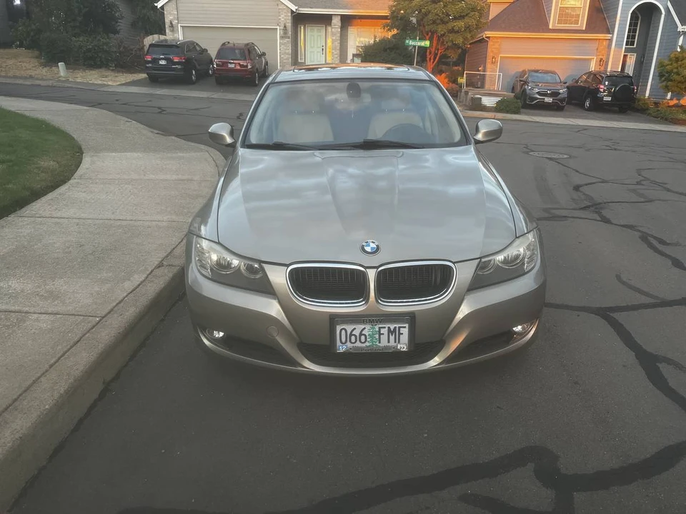 2011 BMW E90 3 Series Sedan - Image 2 of 5