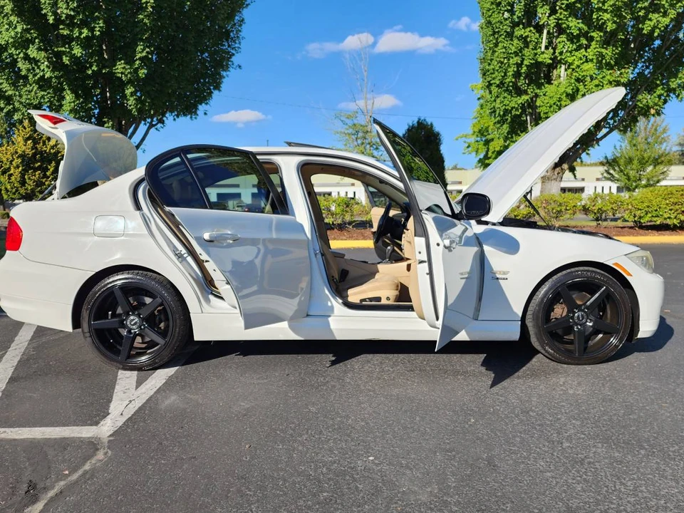 2011 BMW E90 3 Series Sedan - Image 18 of 24