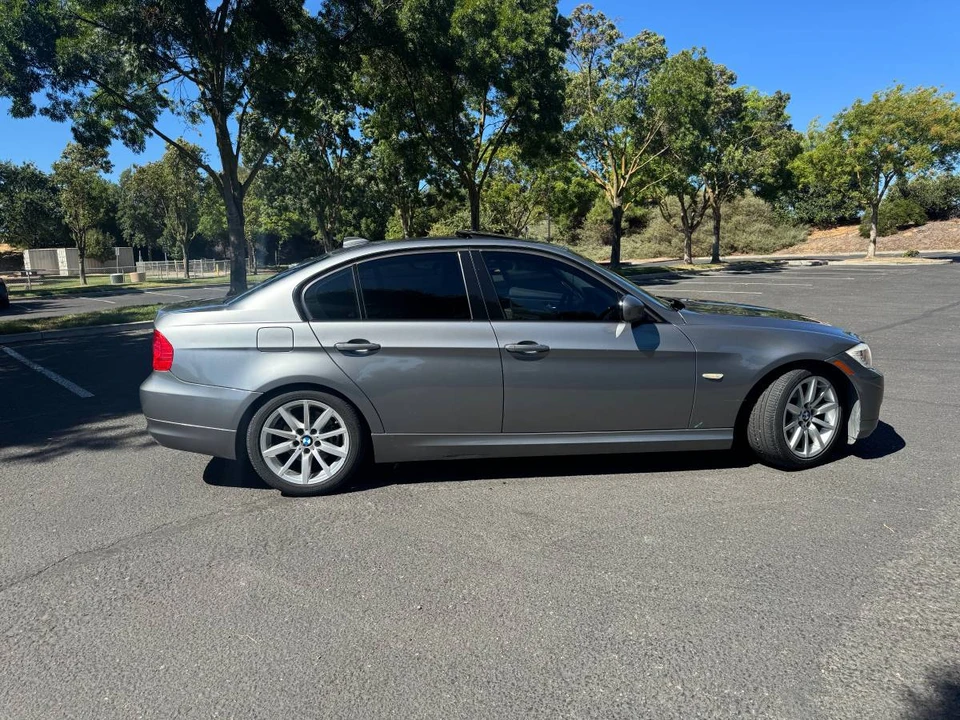 2011 BMW E90 3 Series Sedan - Image 3 of 6