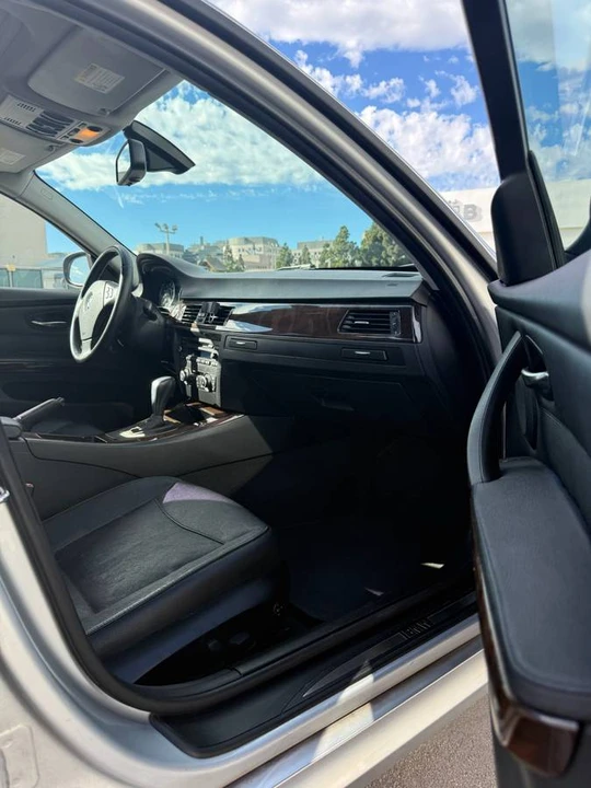 2011 BMW E90 3 Series Sedan - Image 14 of 18