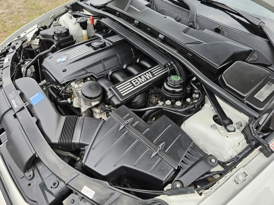 2011 BMW E93 3 Series Convertible - Image 14 of 15