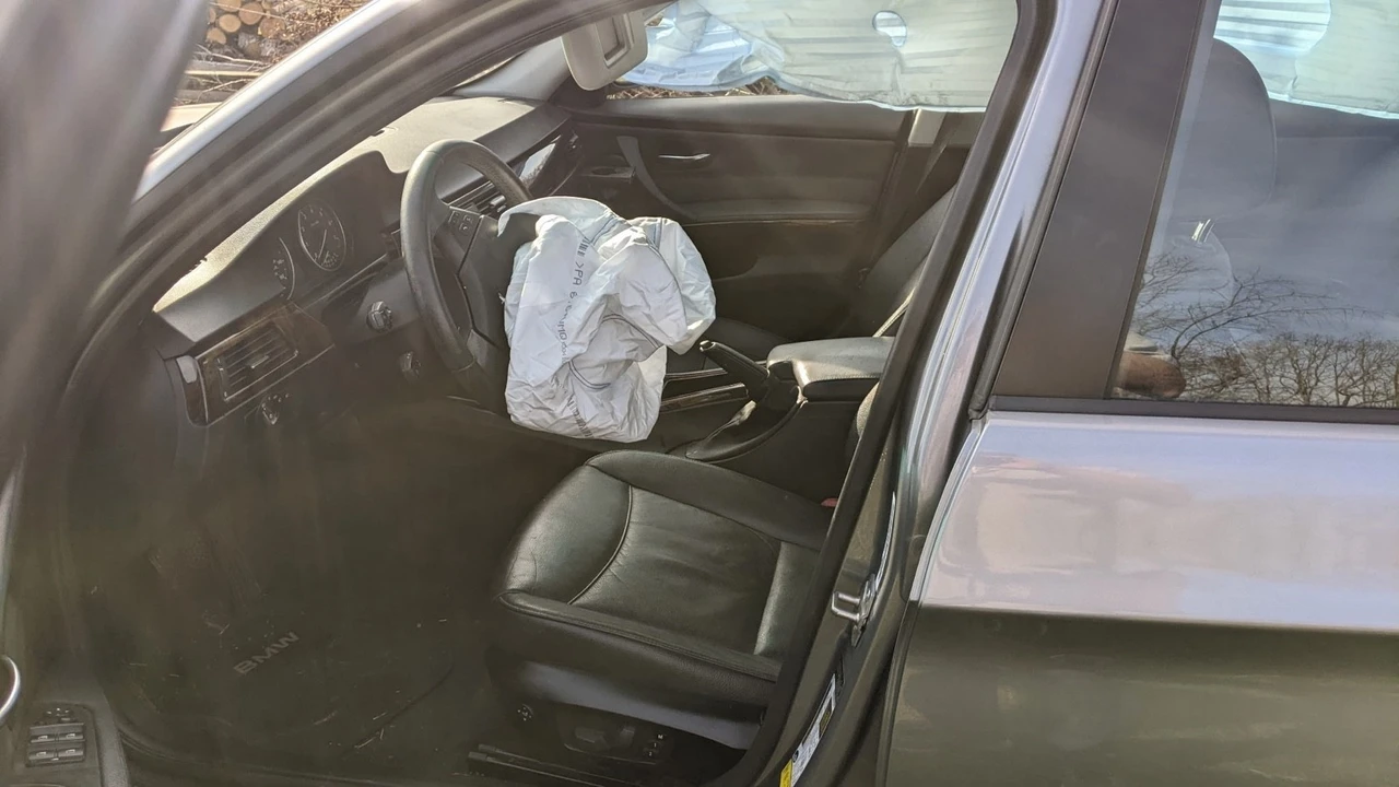 2011 BMW E90 3 Series Sedan - Image 4 of 6