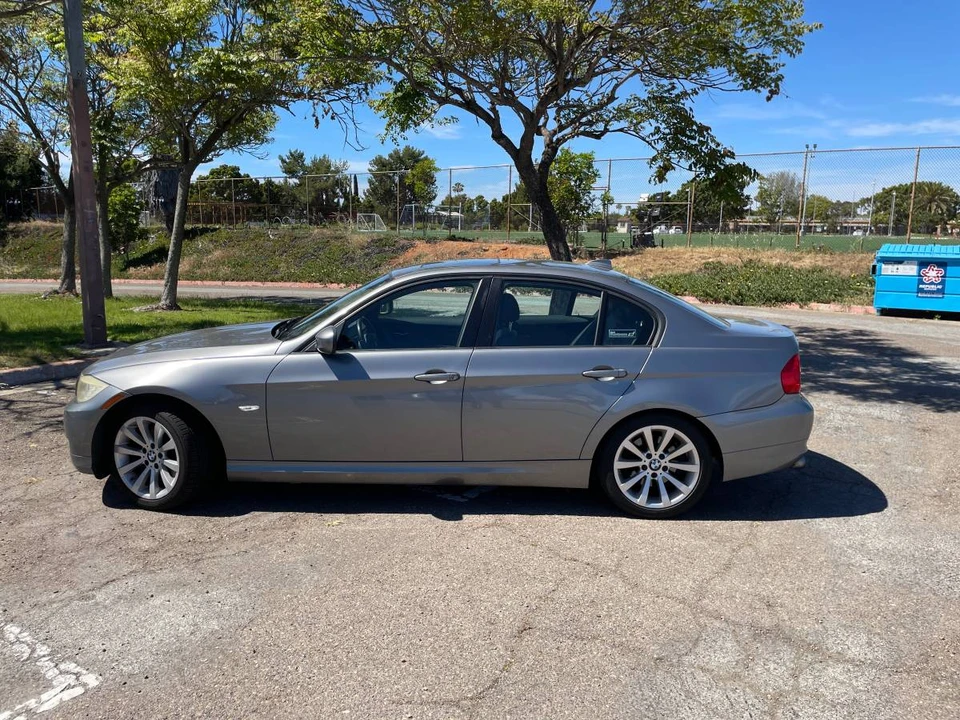 2011 BMW E90 3 Series Sedan - Image 4 of 5