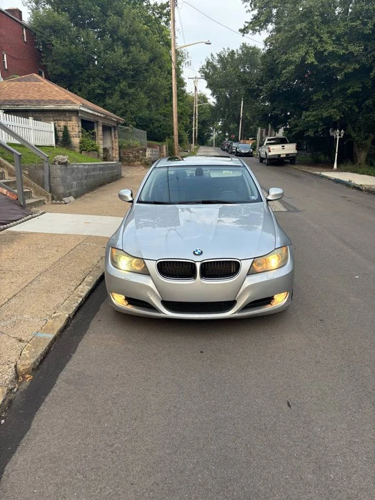 2011 BMW E90 3 Series Sedan - Image 2 of 5