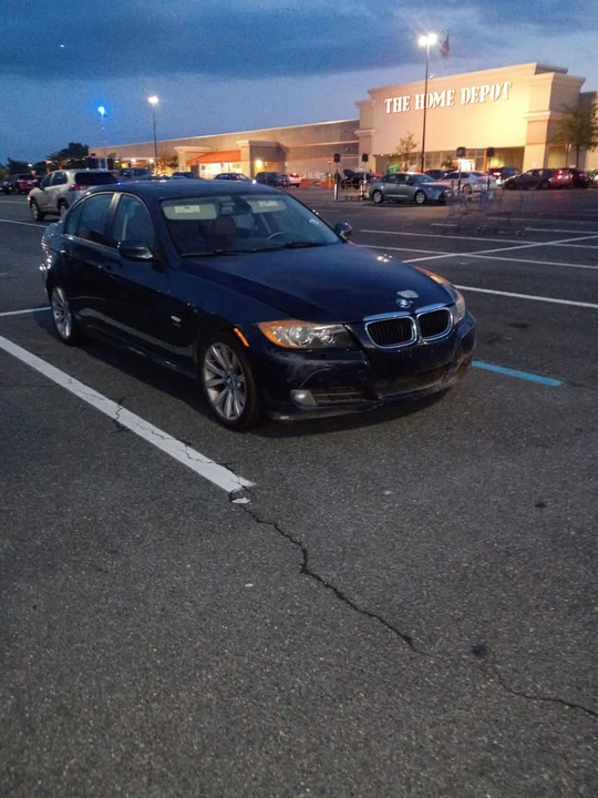 2011 BMW E90 3 Series Sedan - Image 2 of 3