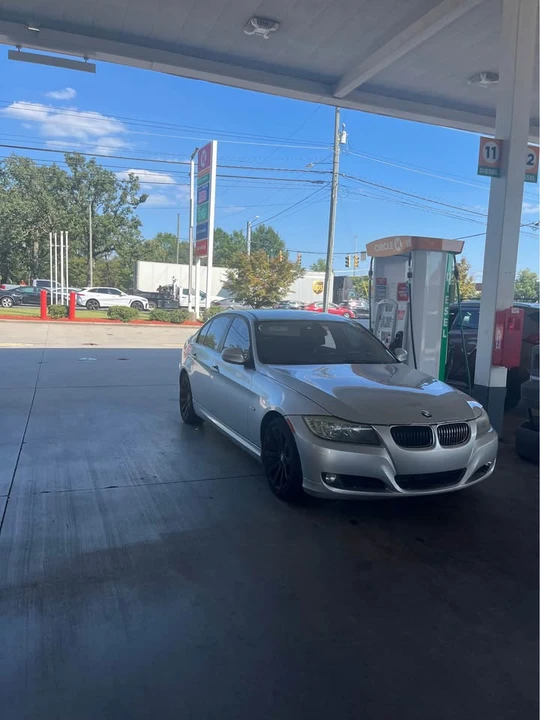 2011 BMW E90 3 Series Sedan - Image 2 of 3