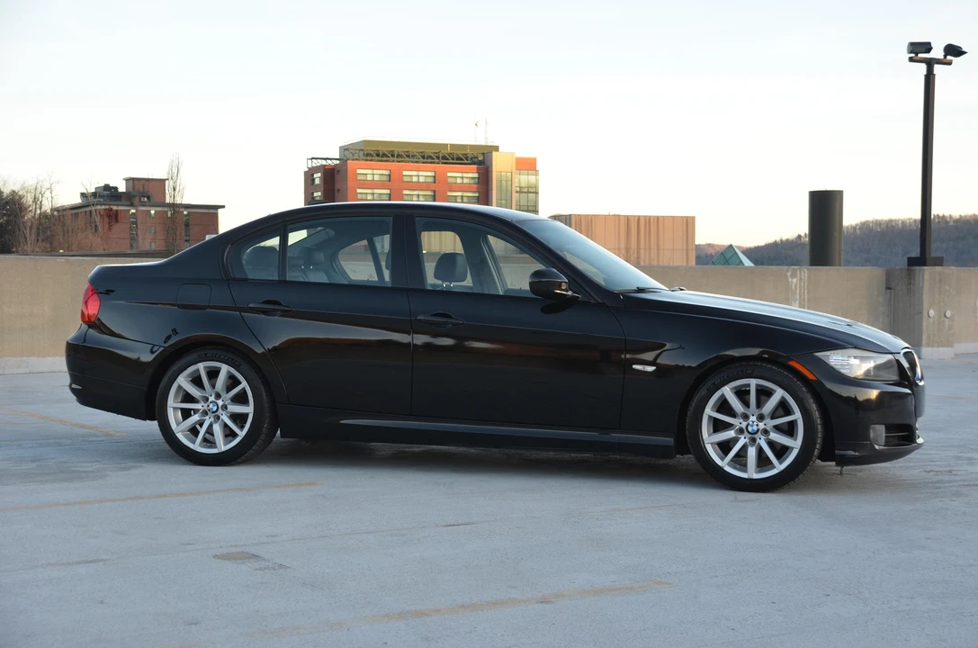 2011 BMW E90 3 Series Sedan - Image 14 of 21