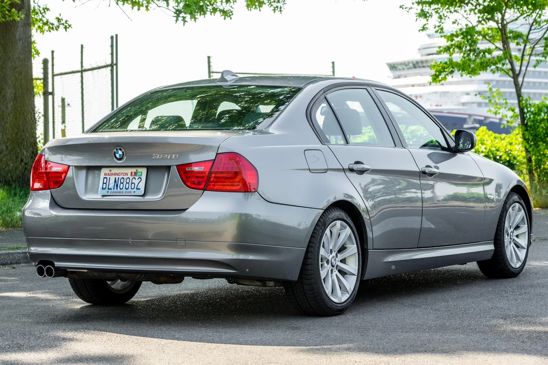 2011 BMW E90 3 Series Sedan - Image 4 of 31