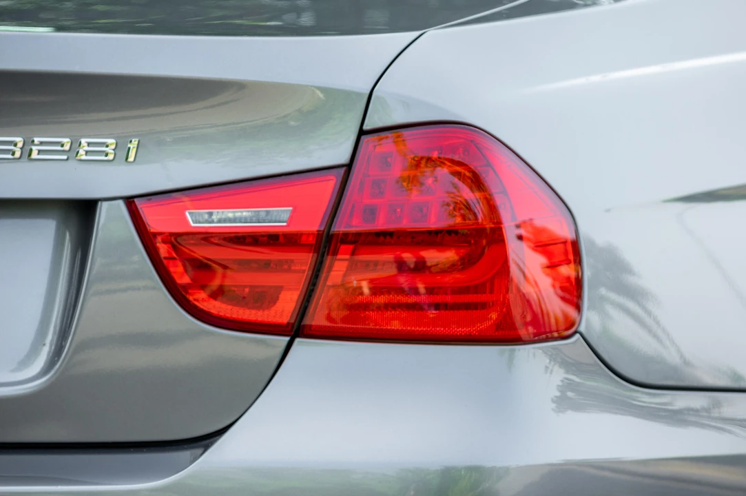 2011 BMW E90 3 Series Sedan - Image 24 of 31