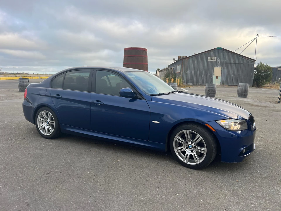 2011 BMW E90 3 Series Sedan - Image 17 of 31