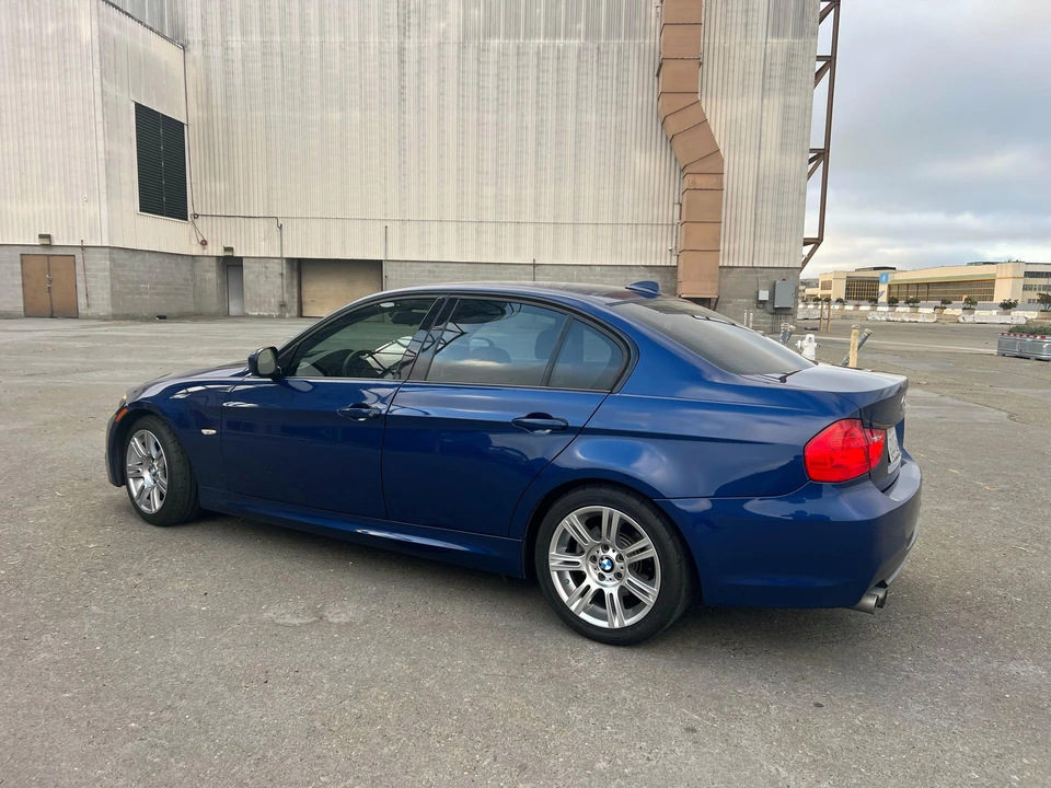 2011 BMW E90 3 Series Sedan - Image 13 of 31
