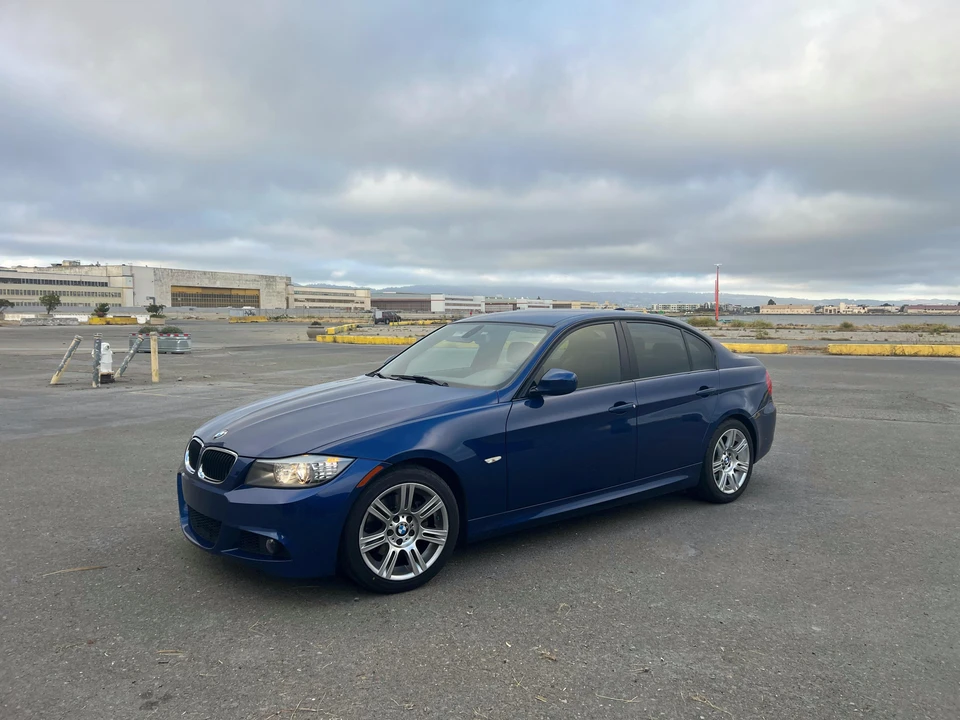 2011 BMW E90 3 Series Sedan - Image 11 of 31