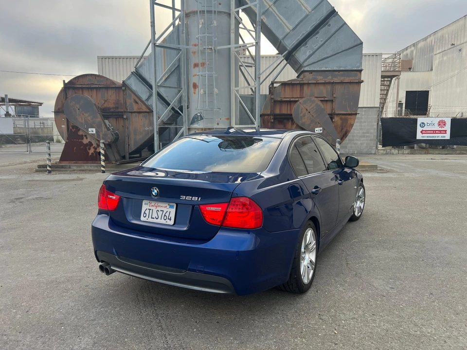 2011 BMW E90 3 Series Sedan - Image 16 of 31