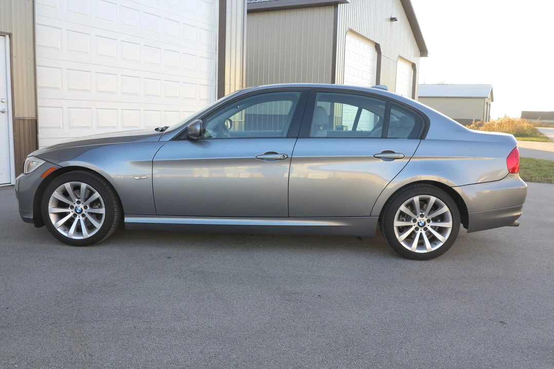 2011 BMW E90 3 Series Sedan - Image 12 of 31