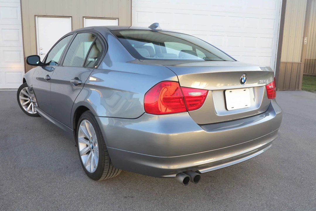 2011 BMW E90 3 Series Sedan - Image 11 of 31