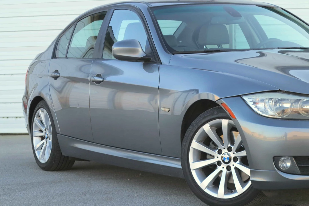 2011 BMW E90 3 Series Sedan - Image 17 of 31