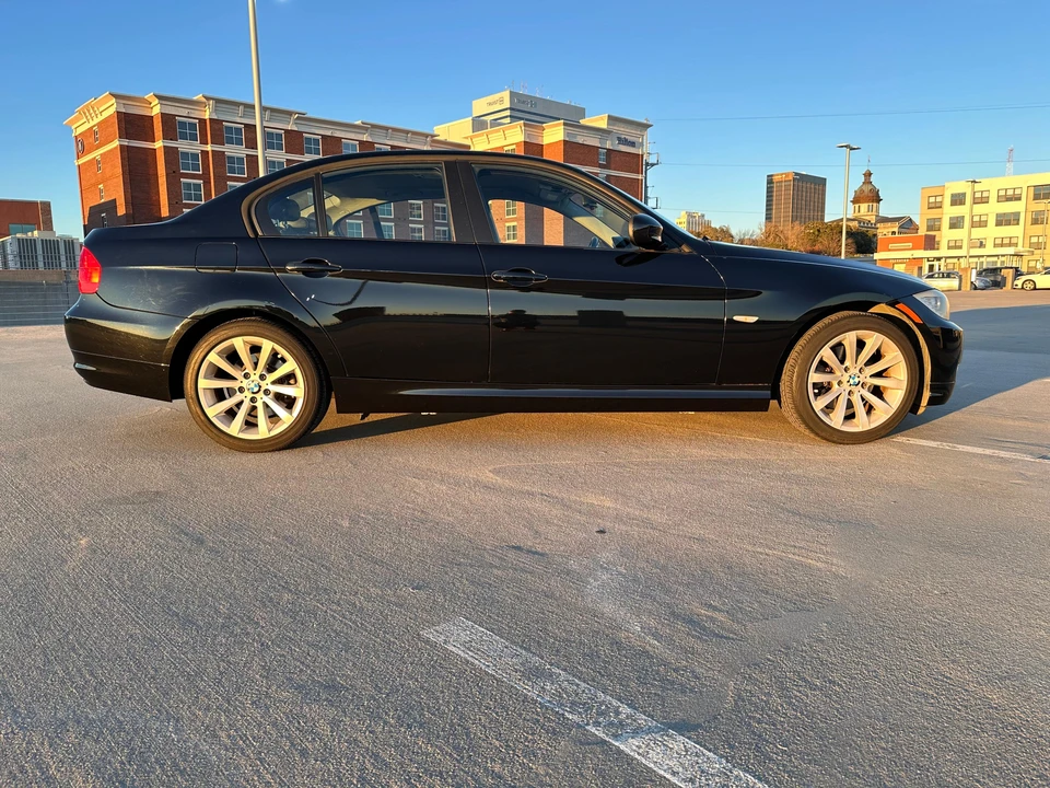 2011 BMW E90 3 Series Sedan - Image 15 of 31