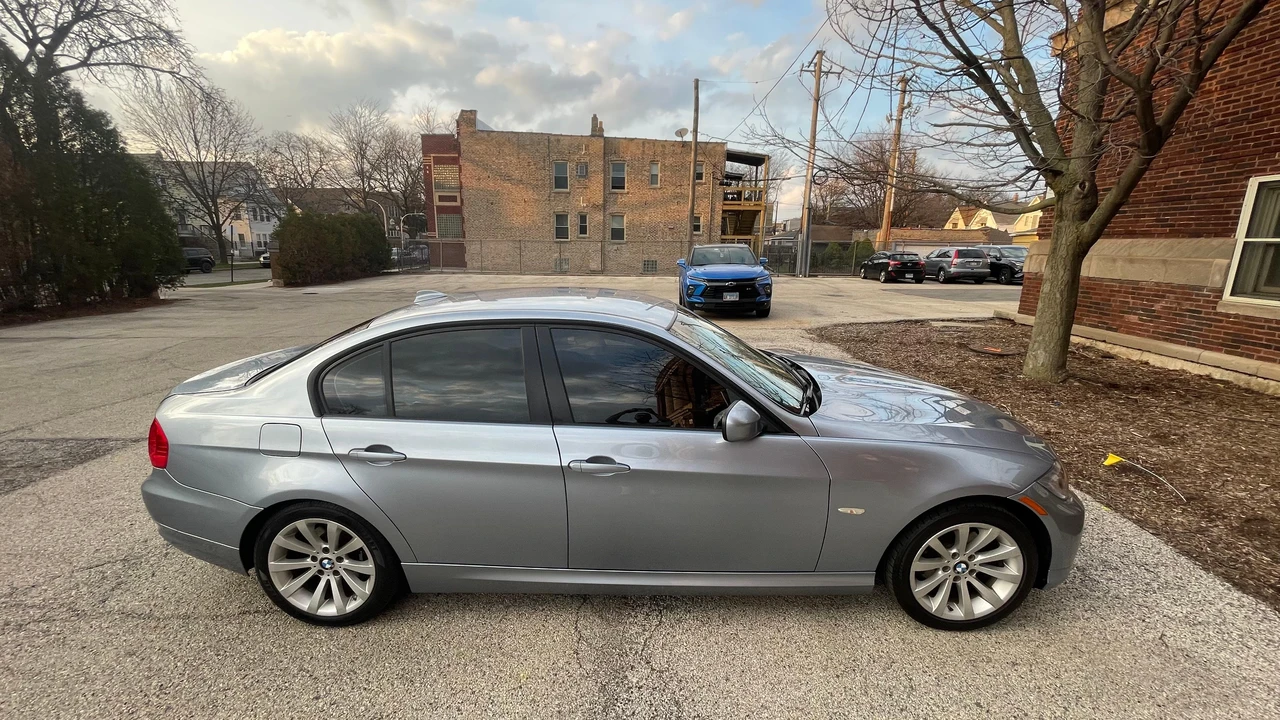 2011 BMW E90 3 Series Sedan - Image 26 of 31