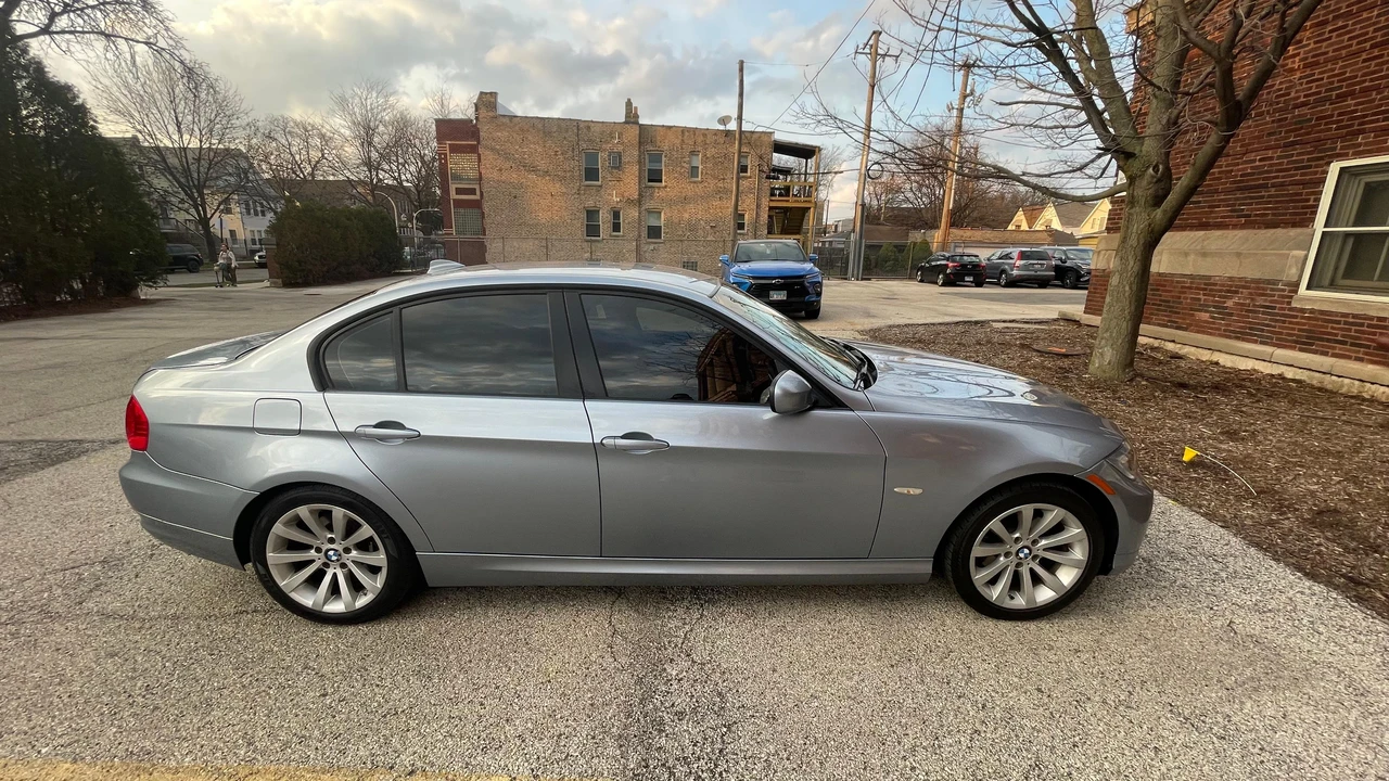 2011 BMW E90 3 Series Sedan - Image 27 of 31