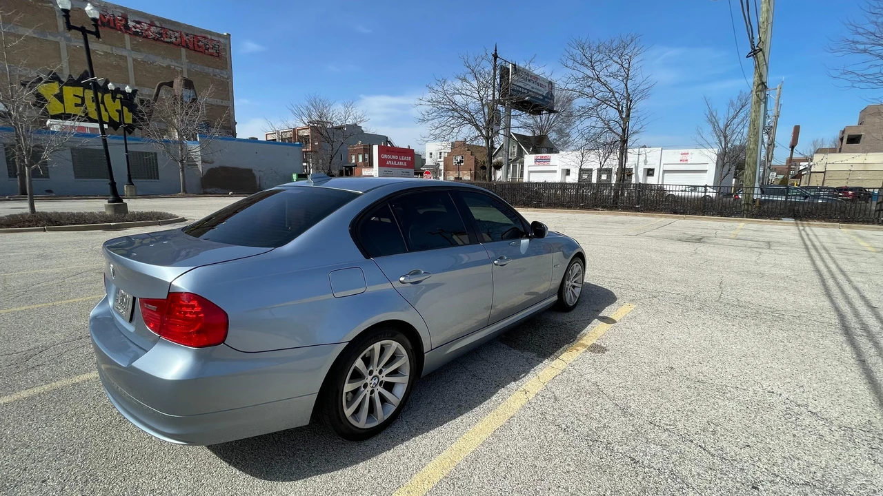 2011 BMW E90 3 Series Sedan - Image 23 of 31