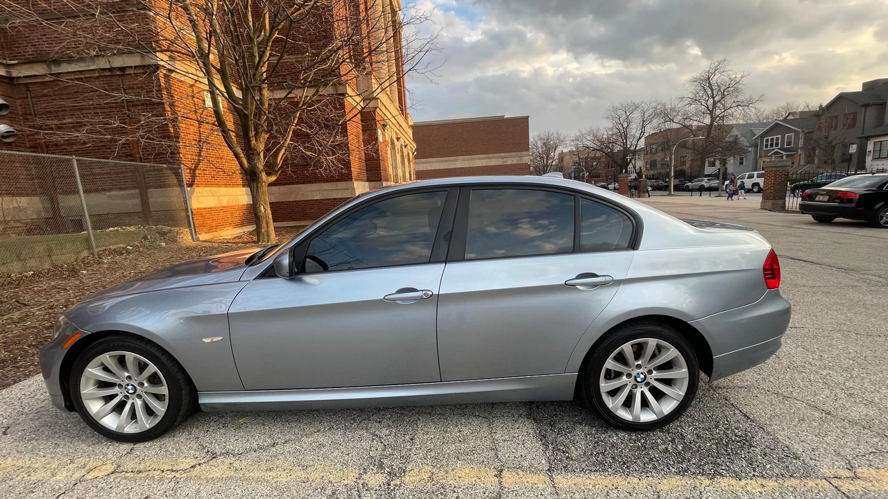 2011 BMW E90 3 Series Sedan - Image 14 of 31