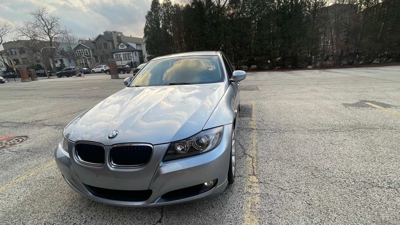 2011 BMW E90 3 Series Sedan - Image 11 of 31