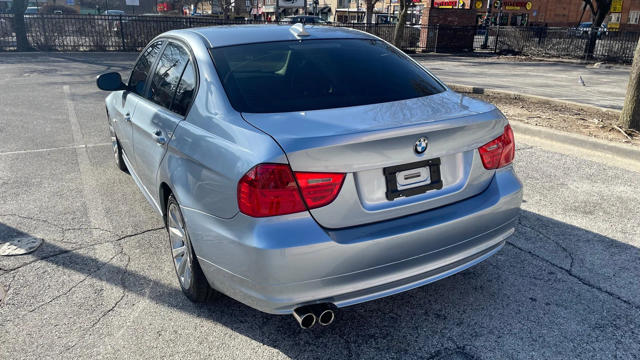 2011 BMW E90 3 Series Sedan - Image 17 of 31