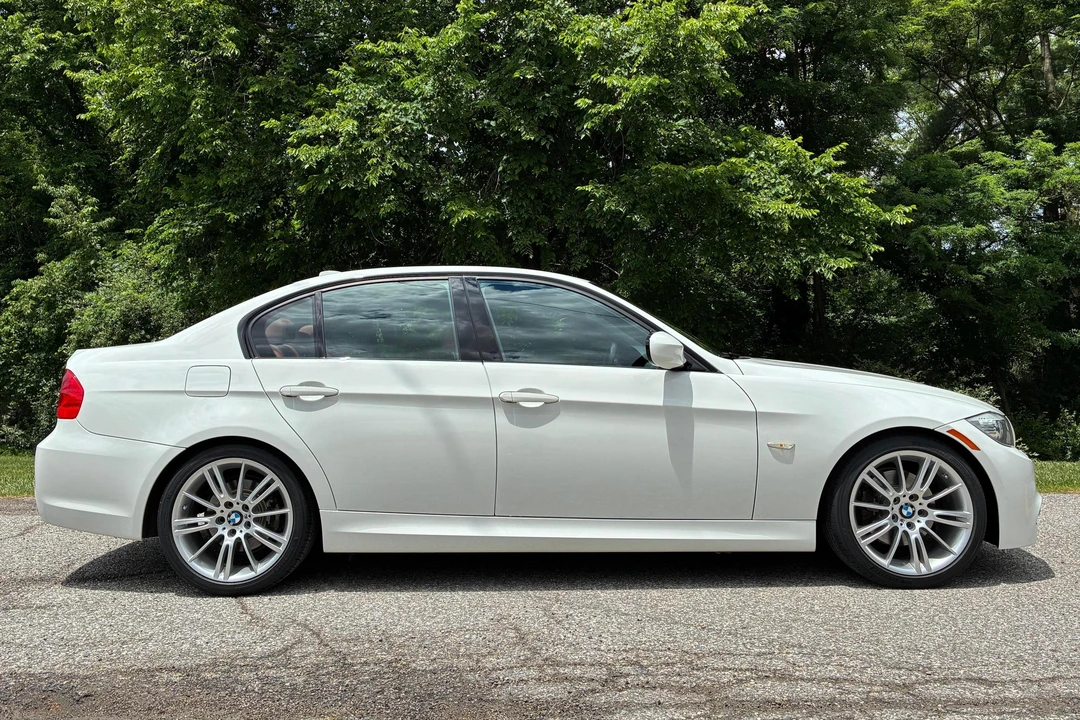 2011 BMW E90 3 Series Sedan - Image 3 of 31