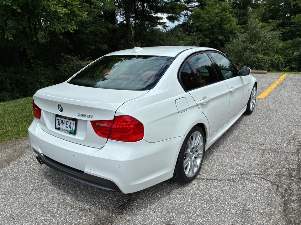 2011 BMW E90 3 Series Sedan - Image 17 of 31