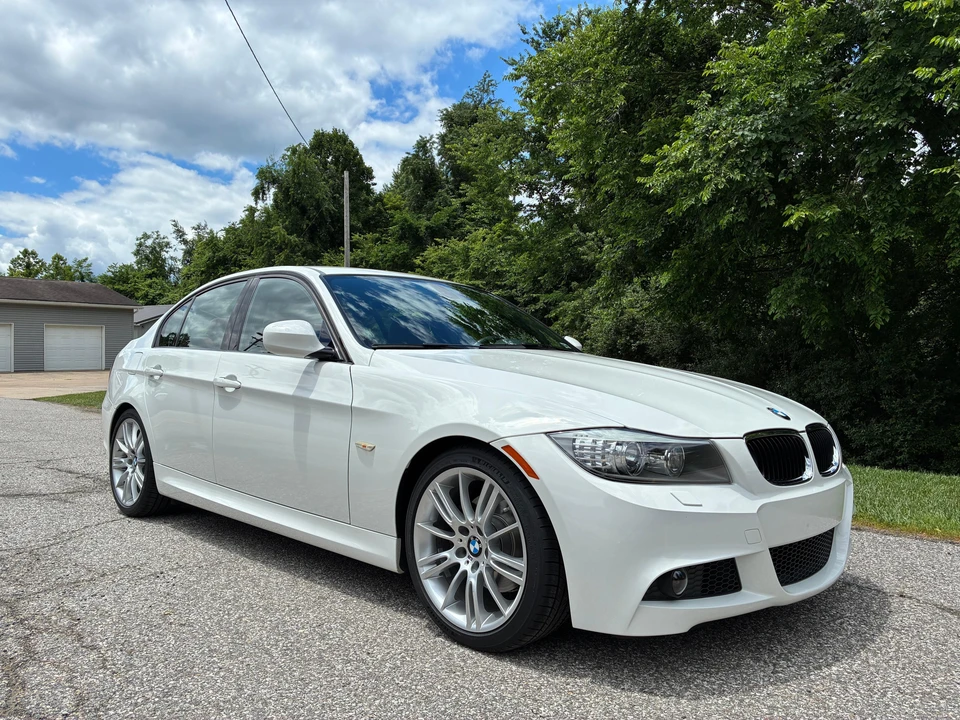 2011 BMW E90 3 Series Sedan - Image 19 of 31