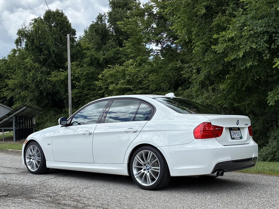 2011 BMW E90 3 Series Sedan - Image 13 of 31