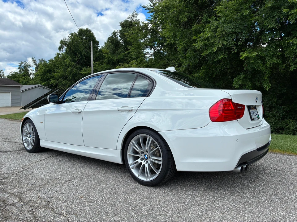 2011 BMW E90 3 Series Sedan - Image 11 of 31