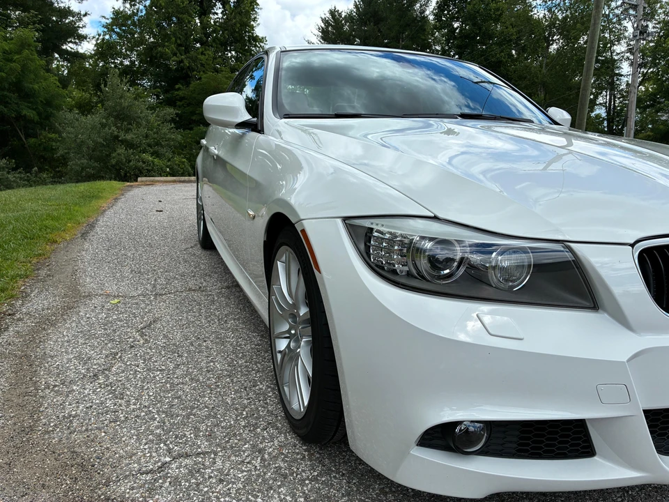 2011 BMW E90 3 Series Sedan - Image 21 of 31