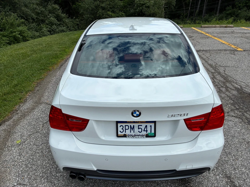 2011 BMW E90 3 Series Sedan - Image 15 of 31