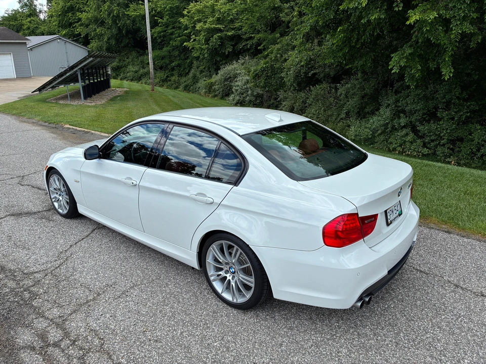 2011 BMW E90 3 Series Sedan - Image 12 of 31