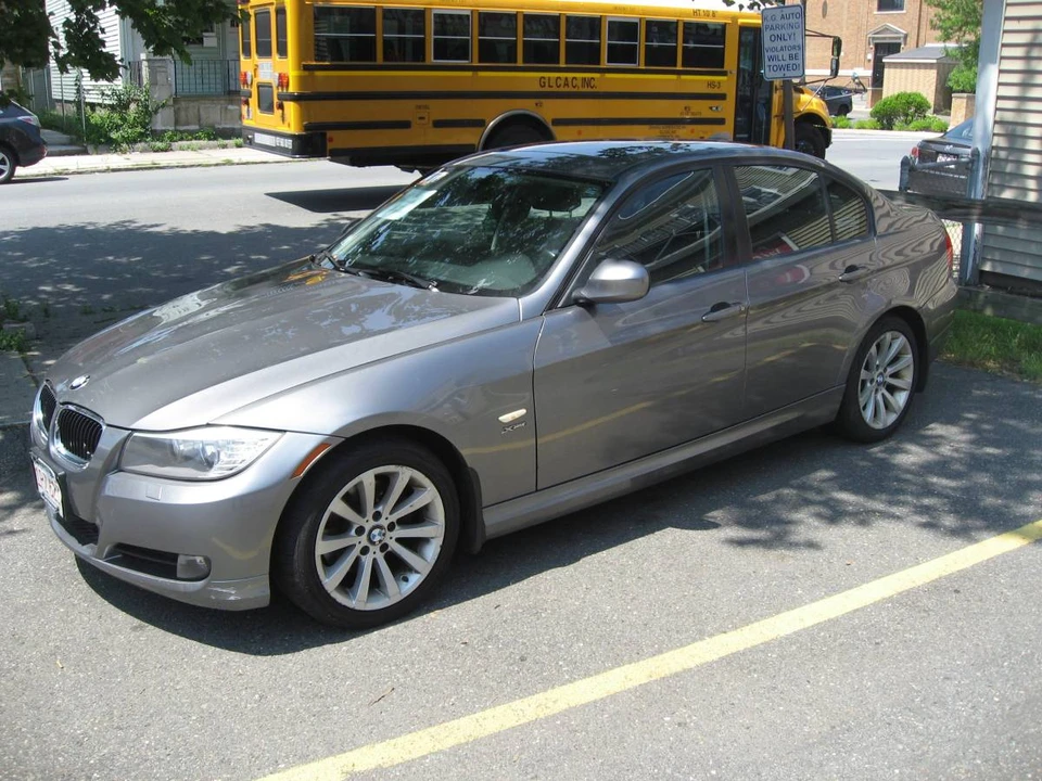 2011 BMW E90 3 Series Sedan - Image 2 of 2