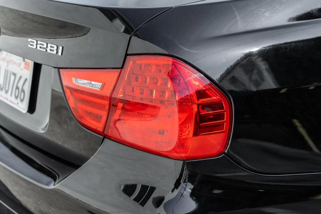 2011 BMW E90 3 Series Sedan - Image 28 of 31